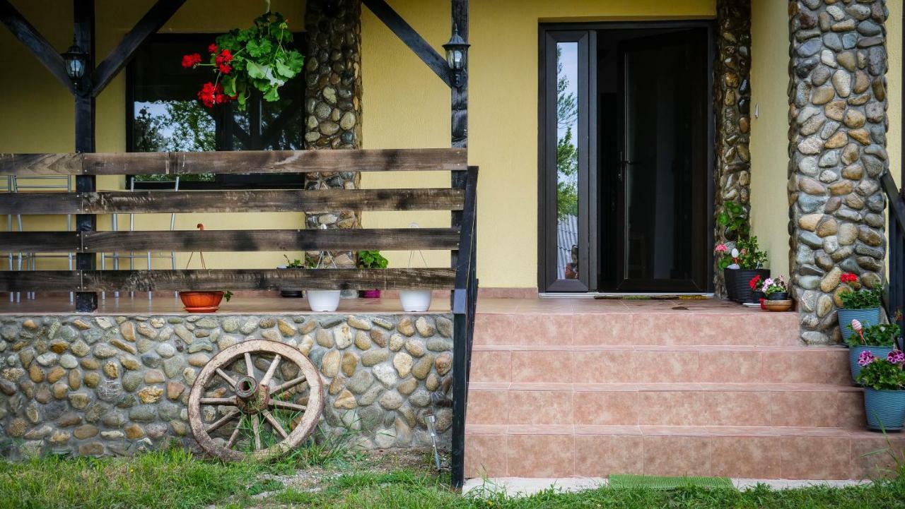 Pensiunea Gradinarilor Cu Ciubar Si Statie De Incarcare Electrica Auto Comanesti  Buitenkant foto