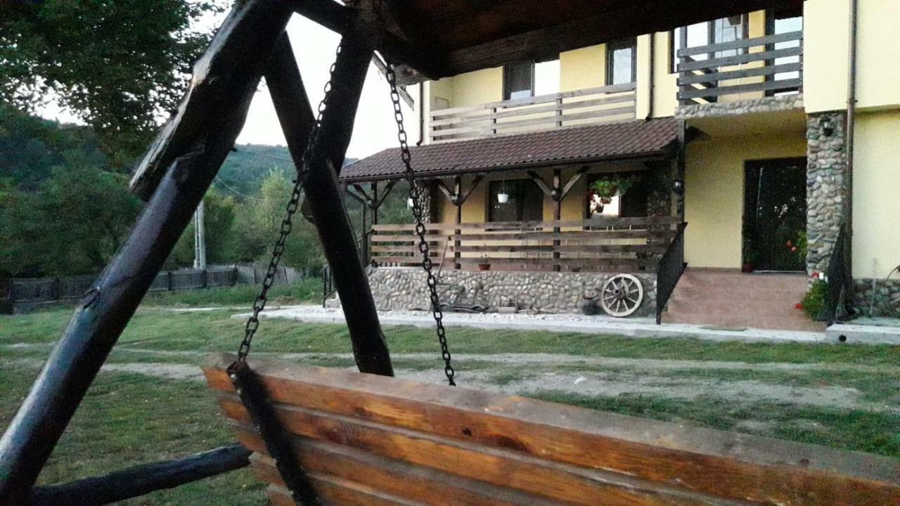Pensiunea Gradinarilor Cu Ciubar Si Statie De Incarcare Electrica Auto Comanesti  Buitenkant foto