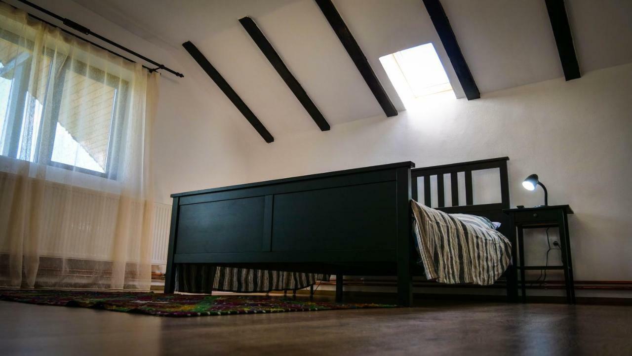 Pensiunea Gradinarilor Cu Ciubar Si Statie De Incarcare Electrica Auto Comanesti  Kamer foto